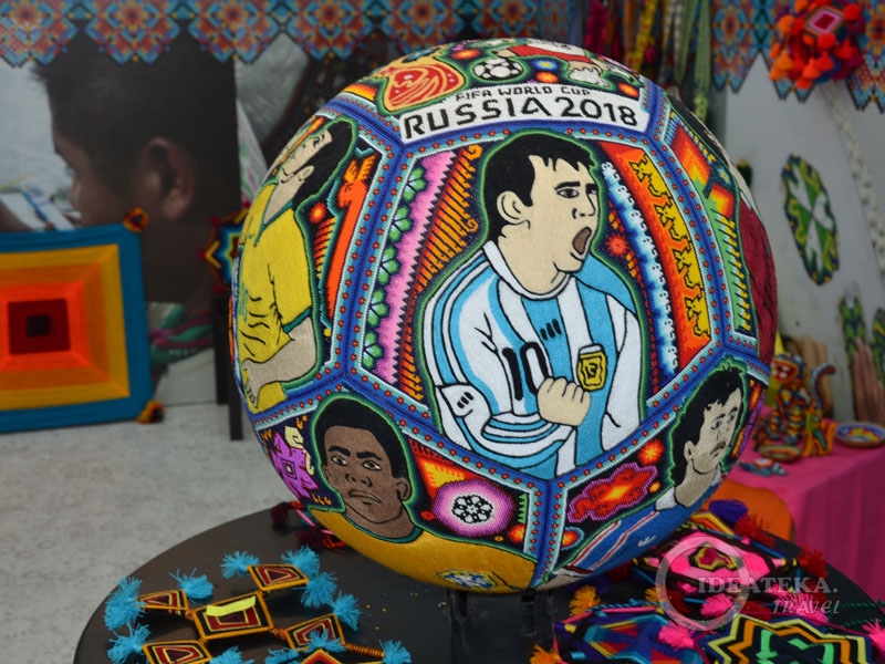Огромный футбольный мяч - сувенир из Мексики
