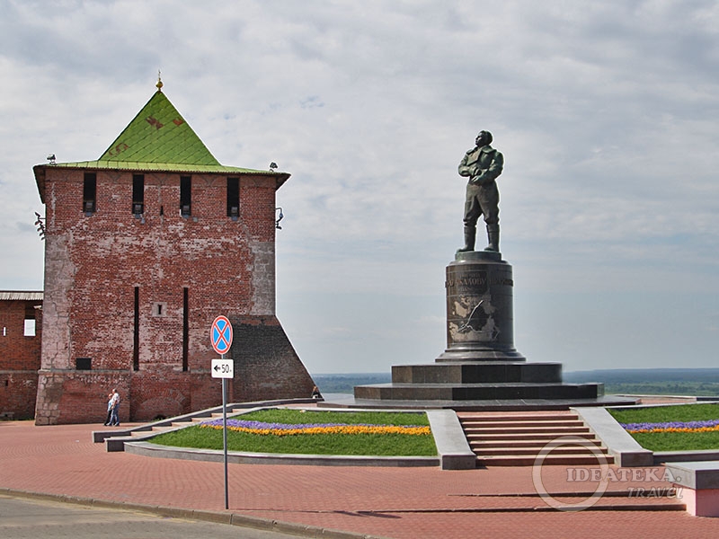 Георгиевская башня кремля и памятник Чкалову в Нижнем Новгороде