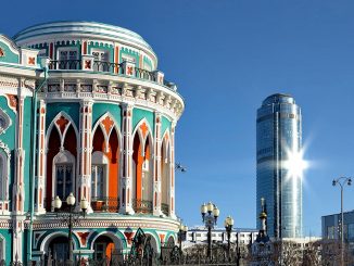 Старинное и современное здания в Екатеринбурге