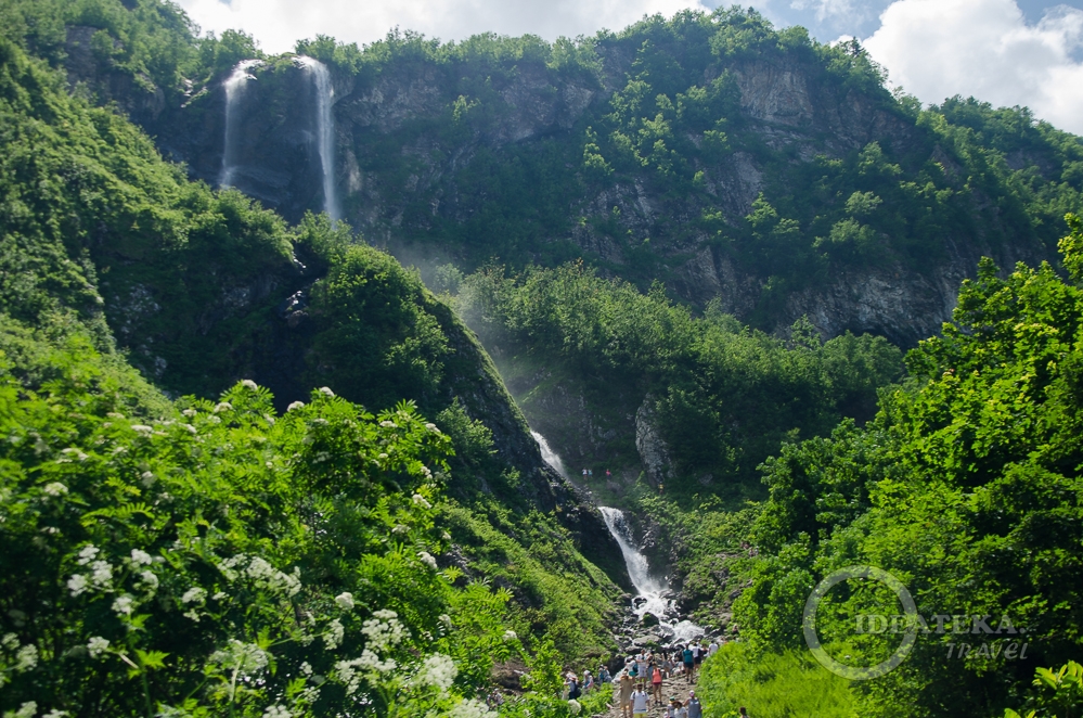 Вид на водопад Поликаря со смотровой площадки