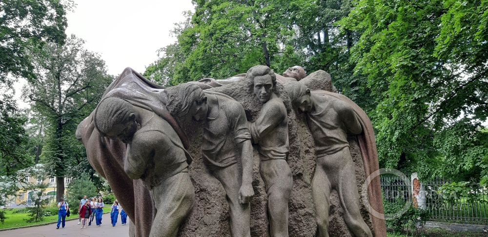 Мемориал «Похороны вождя» на Траурной аллее