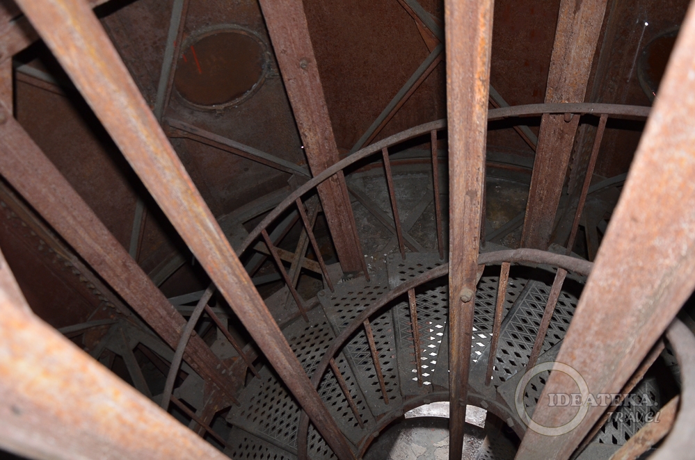 Винтовая лестница внутри старого маяка