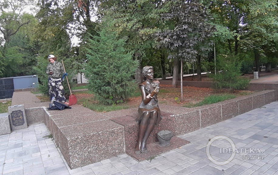 Памятник цветочнице в Ростове-на-Дону