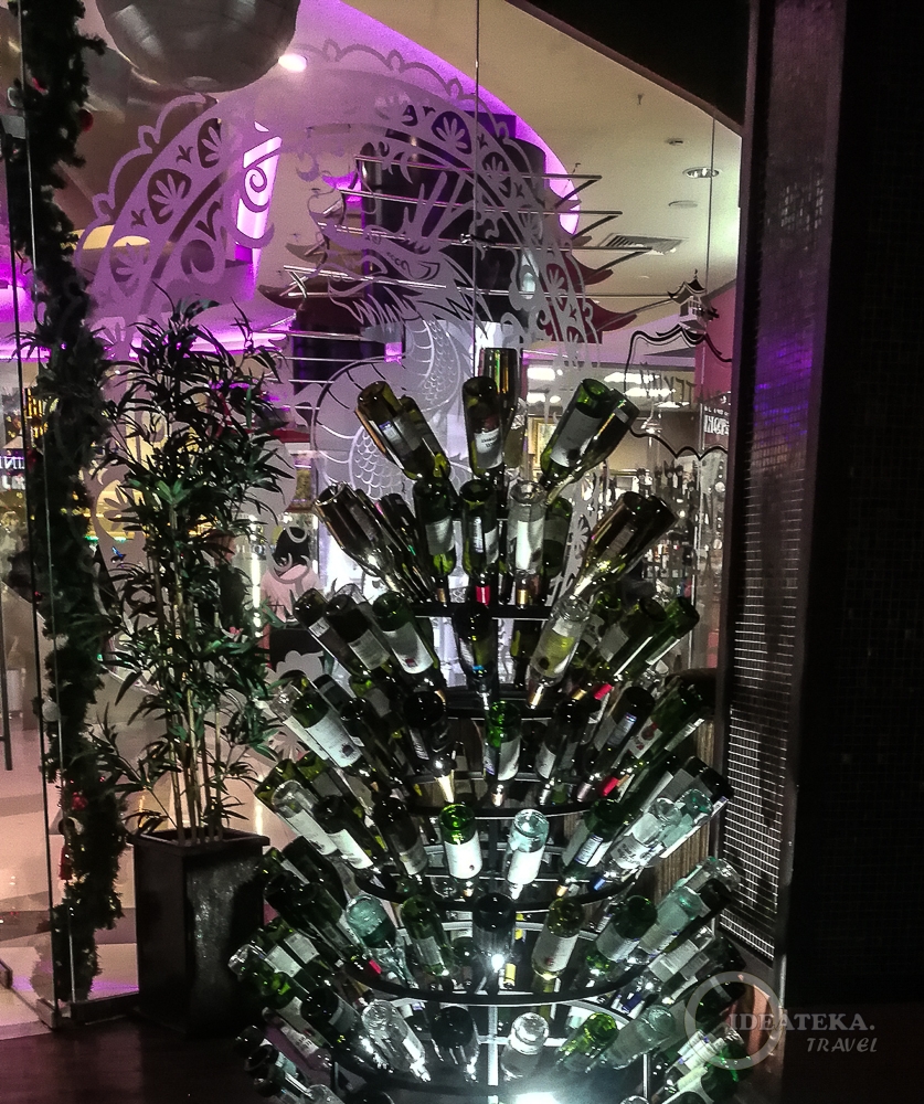 Новогодняя елка из бутылок в "Азия Молл"
