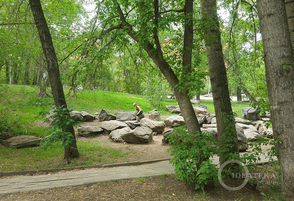 Сад камней в Буфф-саду Томска