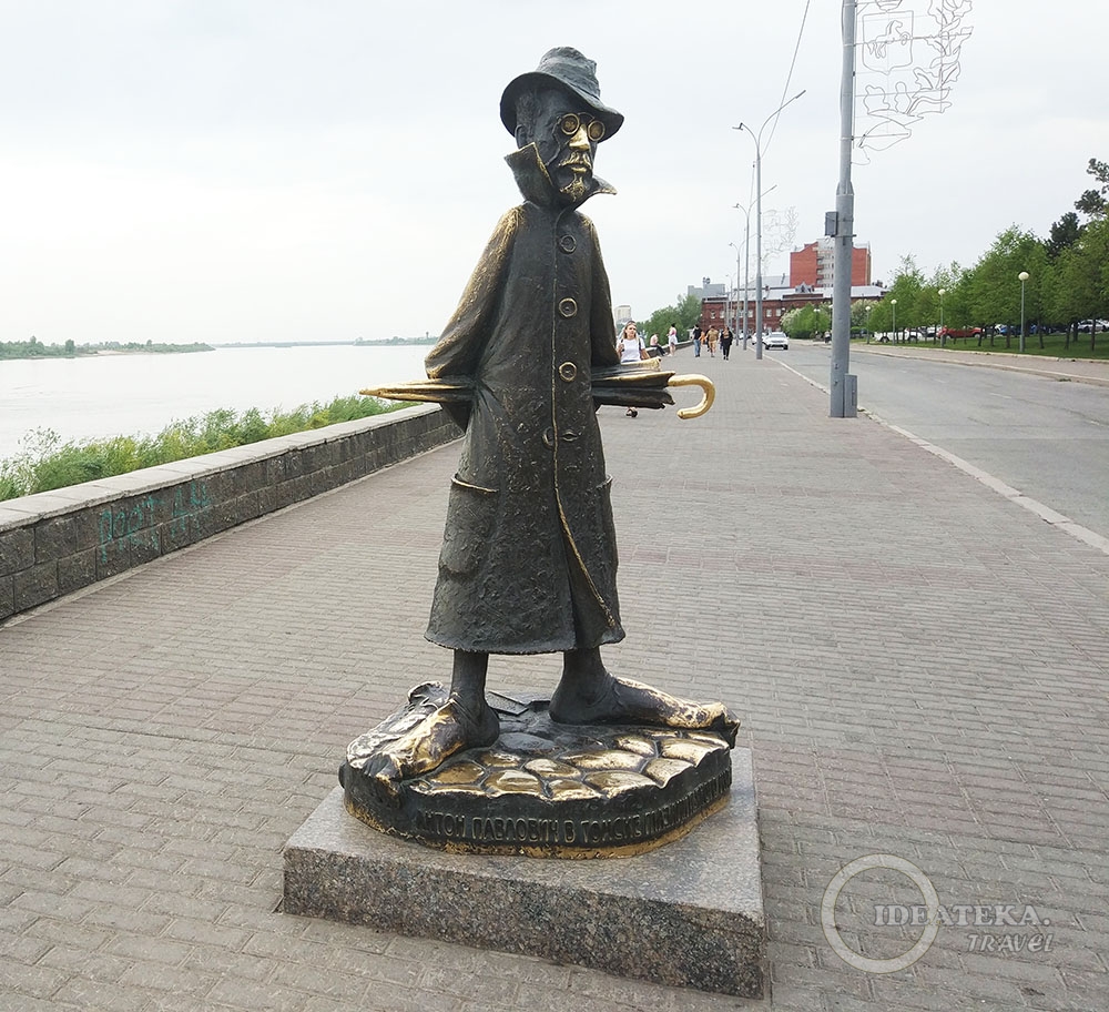 Забавный памятник Чехову на берегу реки Томь