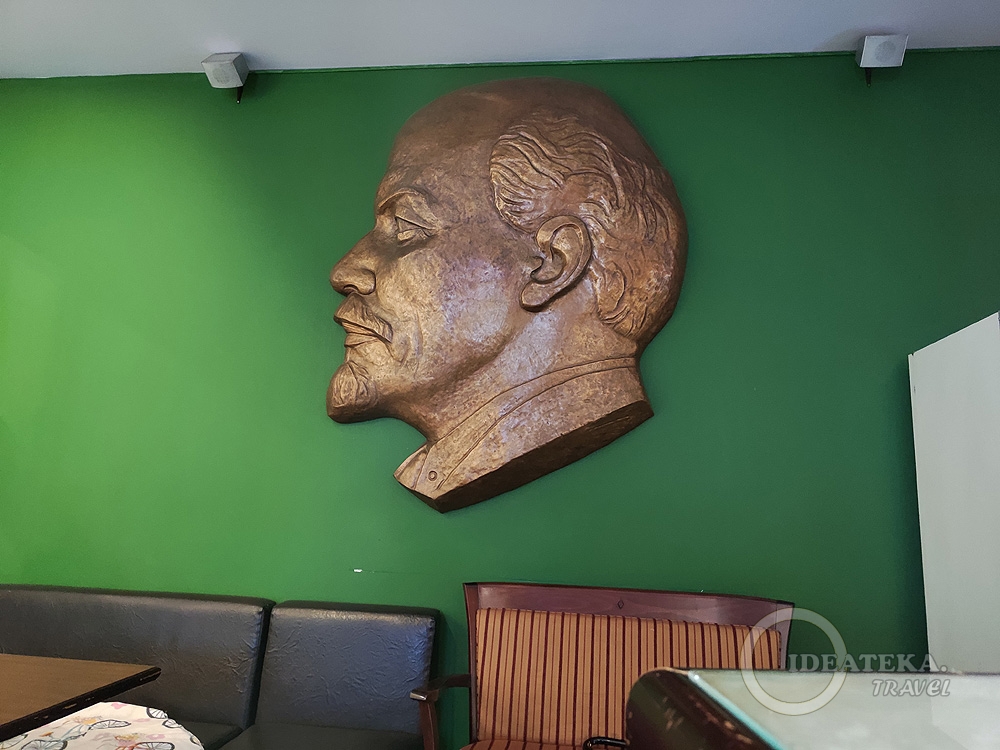 Барельеф головы Ленина в ресторане "Шалаш"