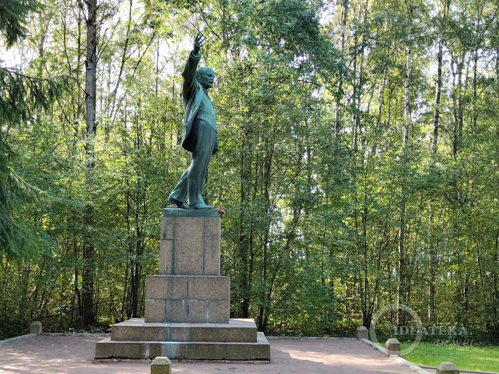Памятник Ленину в "Шалаше"