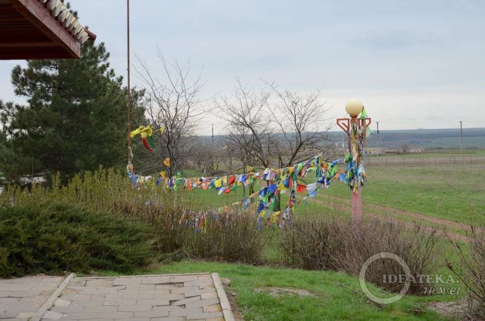 Буддийский храм и калмыцкая степь