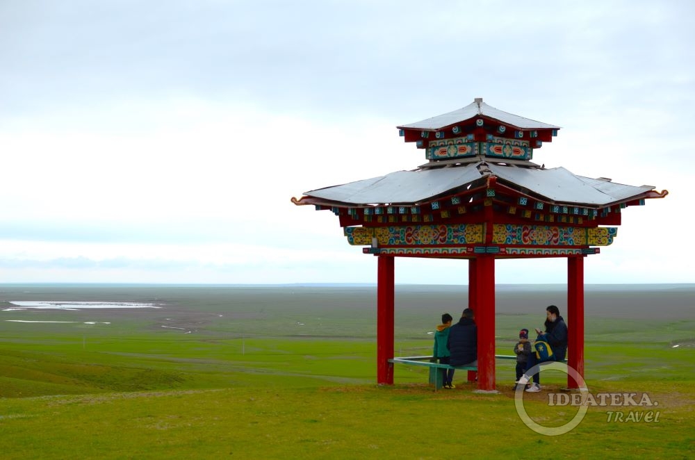 Буддийская беседка в степи