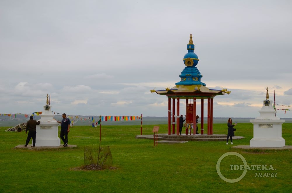 Ступы и барабаны у Одинокого тополя